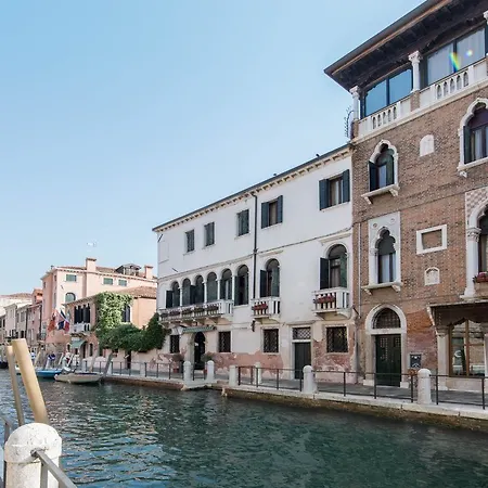 Sonder Salute Palace Venise
